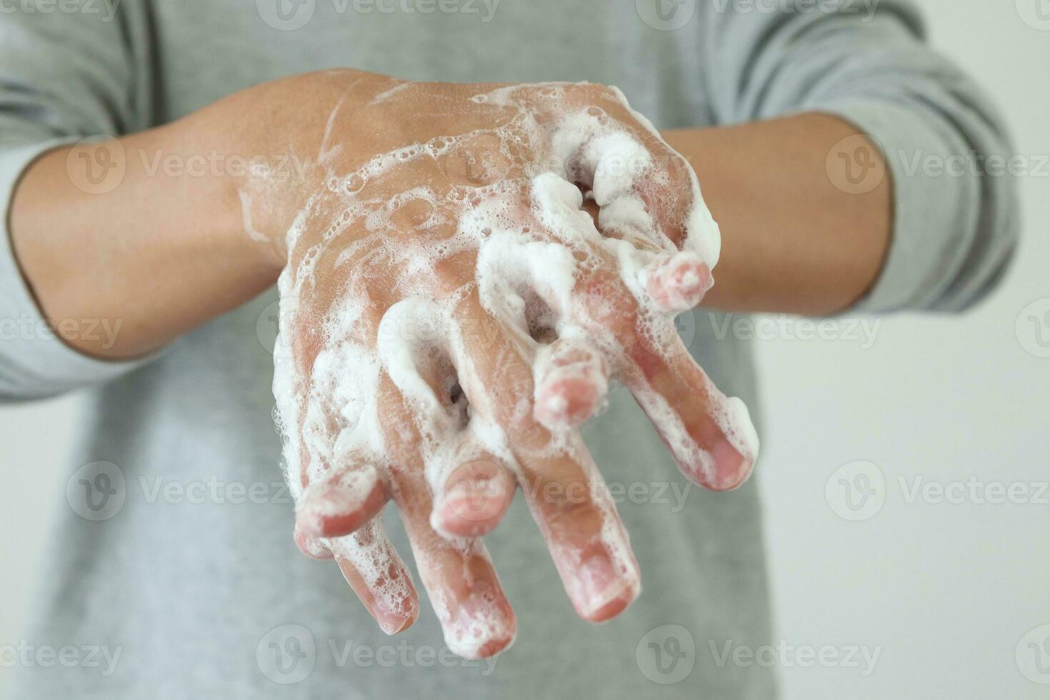 Mens wassen handen met zeep voor covid-19 corona virus het voorkomen concept foto