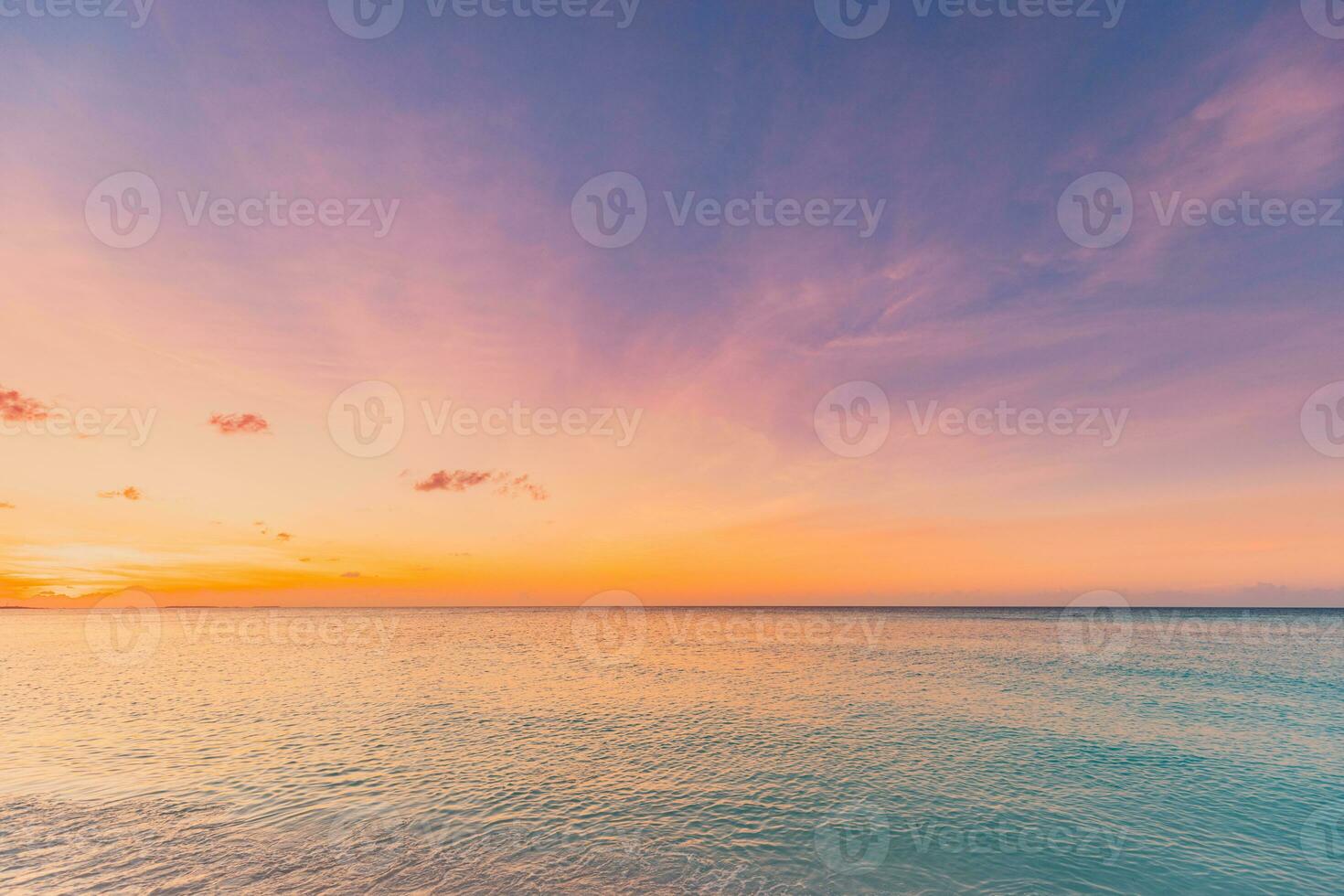 close-up zee zandstrand. panoramisch strandlandschap. inspireren tropische strand zeegezicht horizon. oranje en gouden zonsondergang hemel kalmte rustig ontspannen zonlicht zomerstemming. vakantie reizen vakantie banner foto