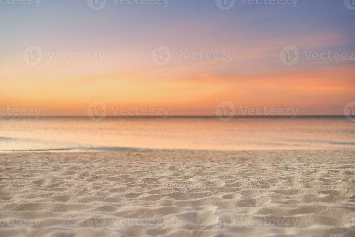 close-up zee zandstrand. panoramisch strandlandschap. inspireren tropische strand zeegezicht horizon. oranje en gouden zonsondergang hemel kalmte rustig ontspannen zonlicht zomerstemming. vakantie reizen vakantie banner foto