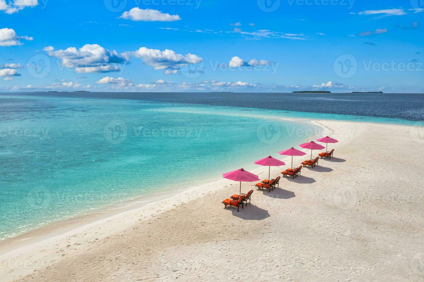 verbazingwekkend rustig zee zand lucht. recreatief zomer reizen toerisme. antenne landschap visie met stoelen en paraplu's Aan paradijs eiland strand, kust. toevlucht vakantie, exotisch natuur. mooi tropen foto