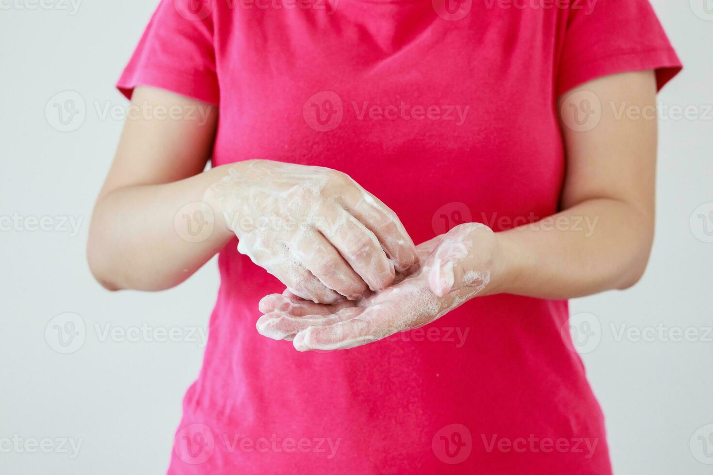 vrouw het wassen handen met zeep voor covid-19 corona virus het voorkomen concept foto