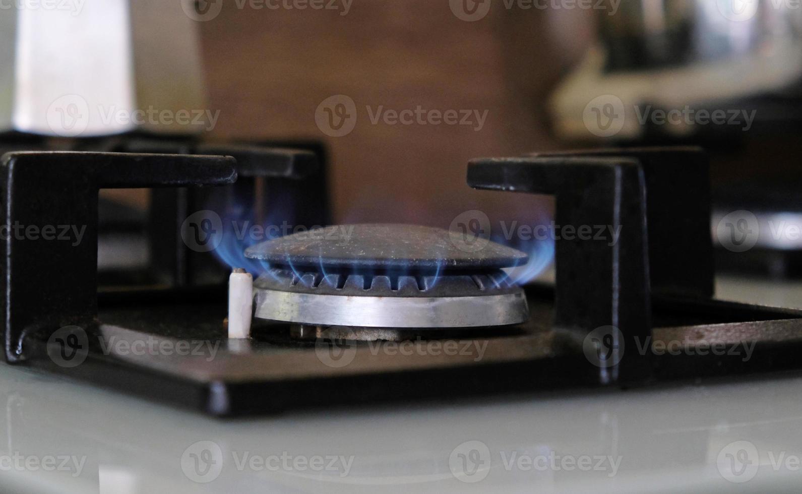 detailopname blauw vlammen van brand Aan een gas- brander in de keuken voor Koken. gas- vlam in een gas- boiler foto