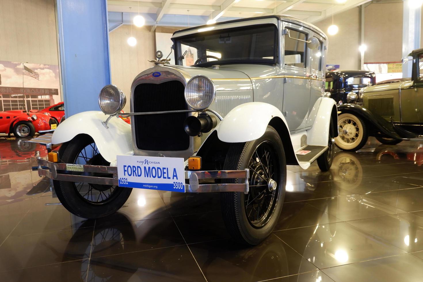 batu, oosten- Java, Indonesië - augustus 10, 2022, doorwaadbare plaats model- a, 1931, 3300cc, antiek zilver wit auto in angkut museum foto