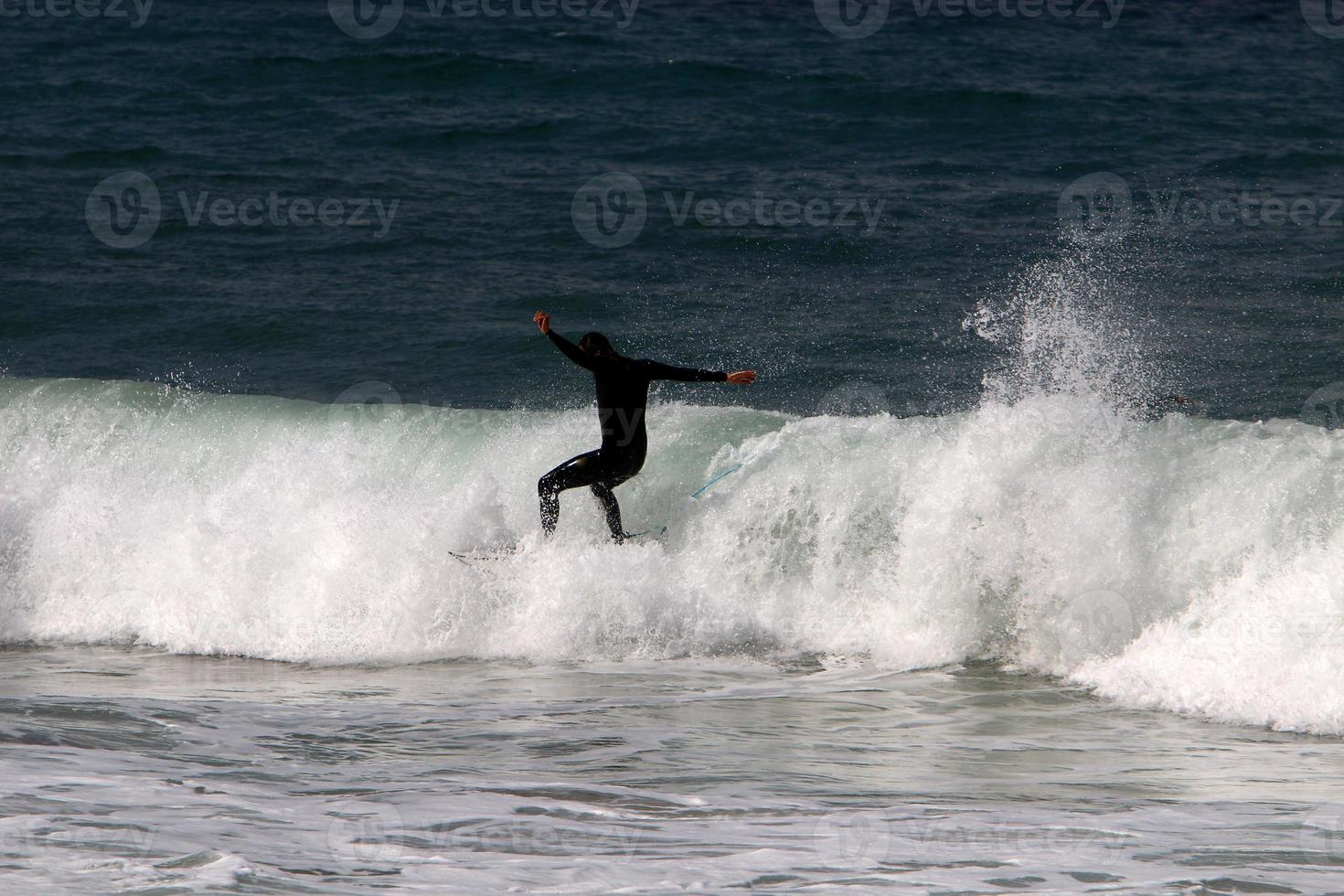 surfing Aan hoog golven Aan de middellandse Zee zee in noordelijk Israël. foto