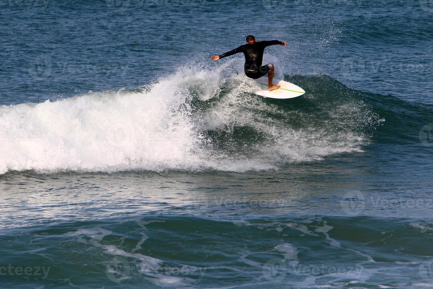 surfing Aan hoog golven Aan de middellandse Zee zee in noordelijk Israël. foto