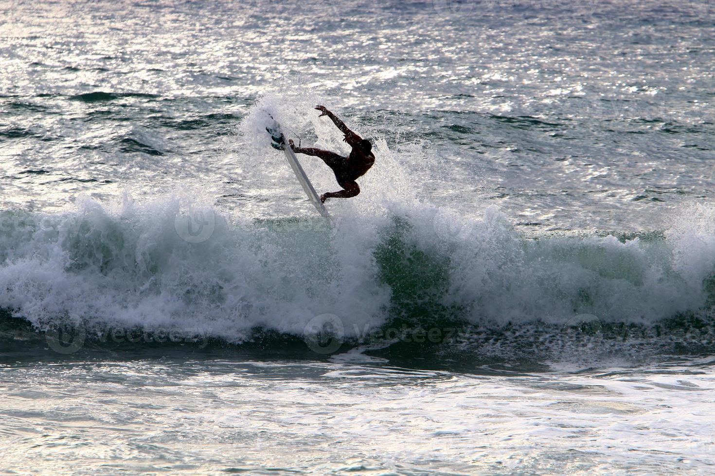 surfing Aan hoog golven Aan de middellandse Zee zee in noordelijk Israël. foto