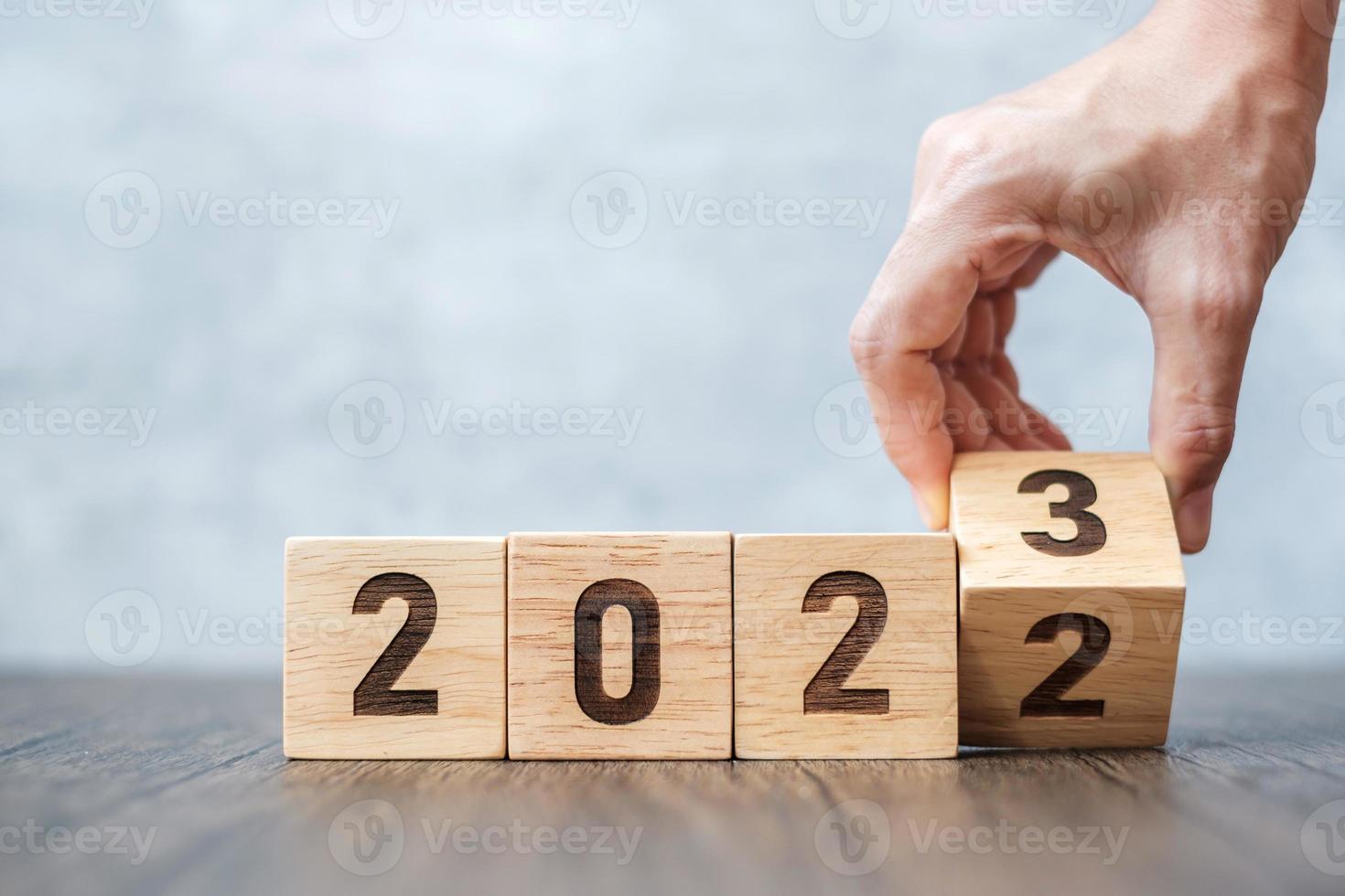 hand flip 2022 tot 2023 blok. doel, resolutie, strategie, plan, motivatie, reboot, voorspelling, verandering, aftellen en nieuwjaarsvakantieconcepten foto