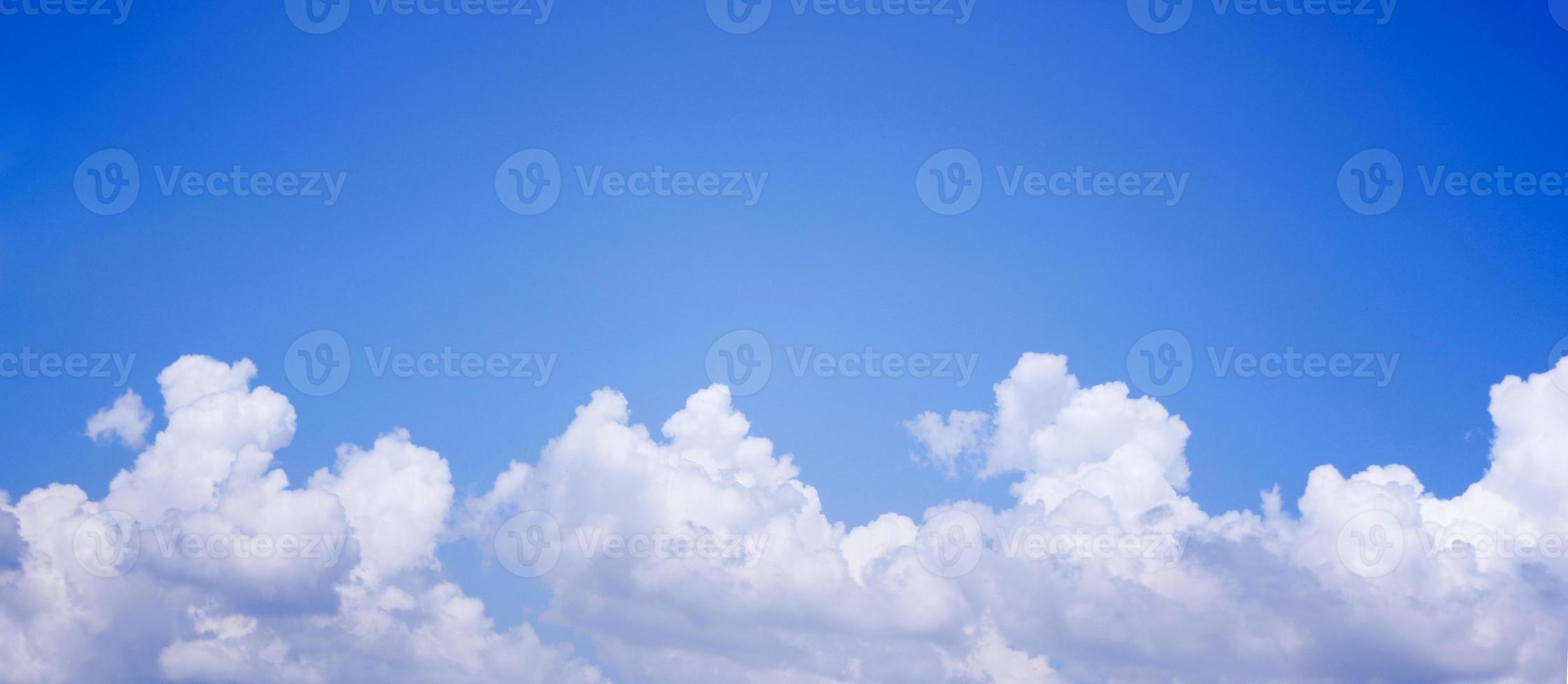 panorama blauw lucht met wolken foto