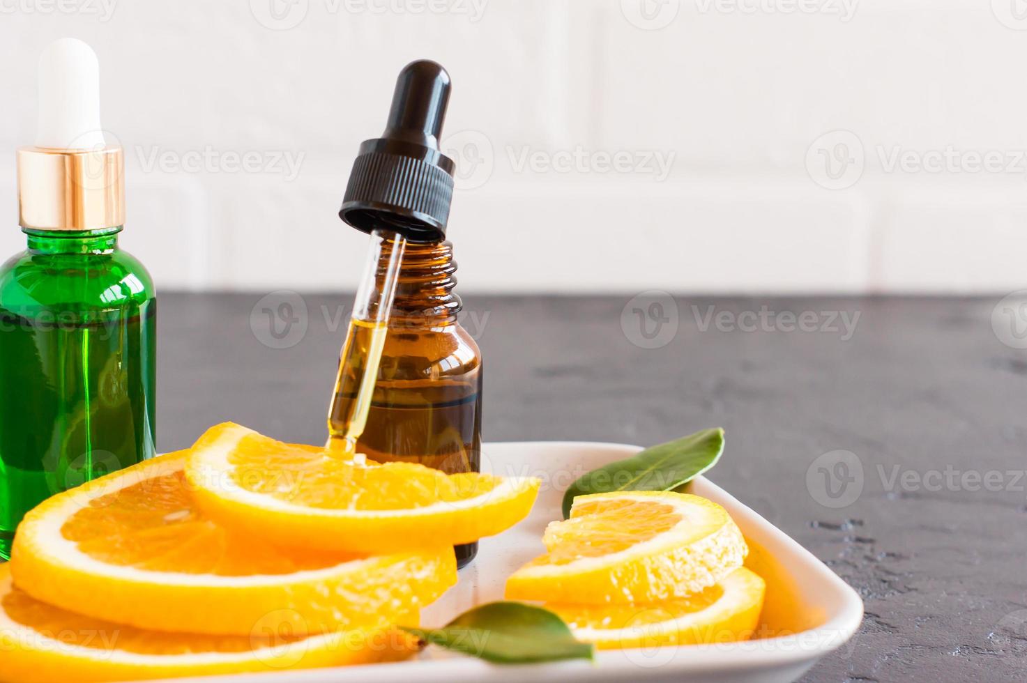 pipet met kunstmatig oranje olie Aan de oranje bubbel. natuurlijk cosmetica. vitamine c. foto
