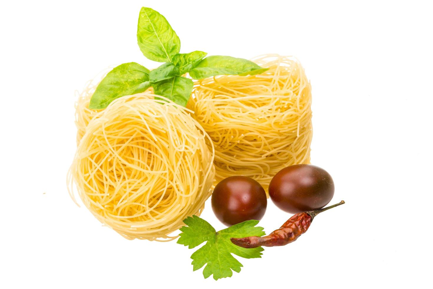 rauwe macaroni op witte achtergrond foto