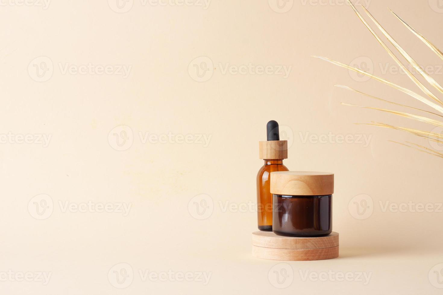 kunstmatig huid zorg producten met hout podium en palm blad Aan pastel beige achtergrond. dichtbij omhoog, kopiëren ruimte foto