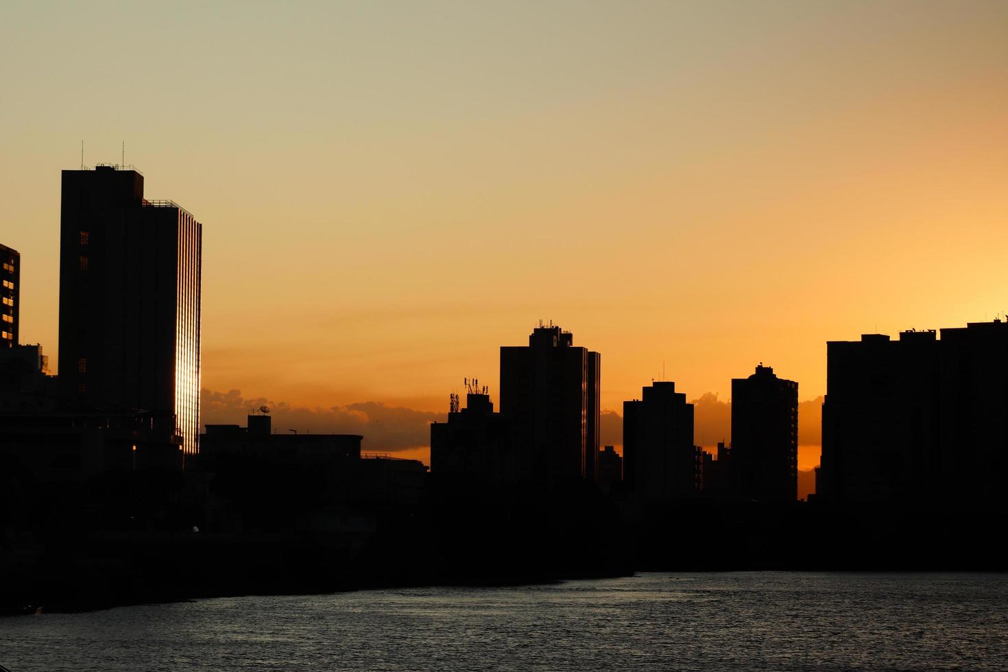 campos dos goytacazen, rj, Brazilië, 2021 - horizon Bij zonsondergang door de paraiba rivier- foto