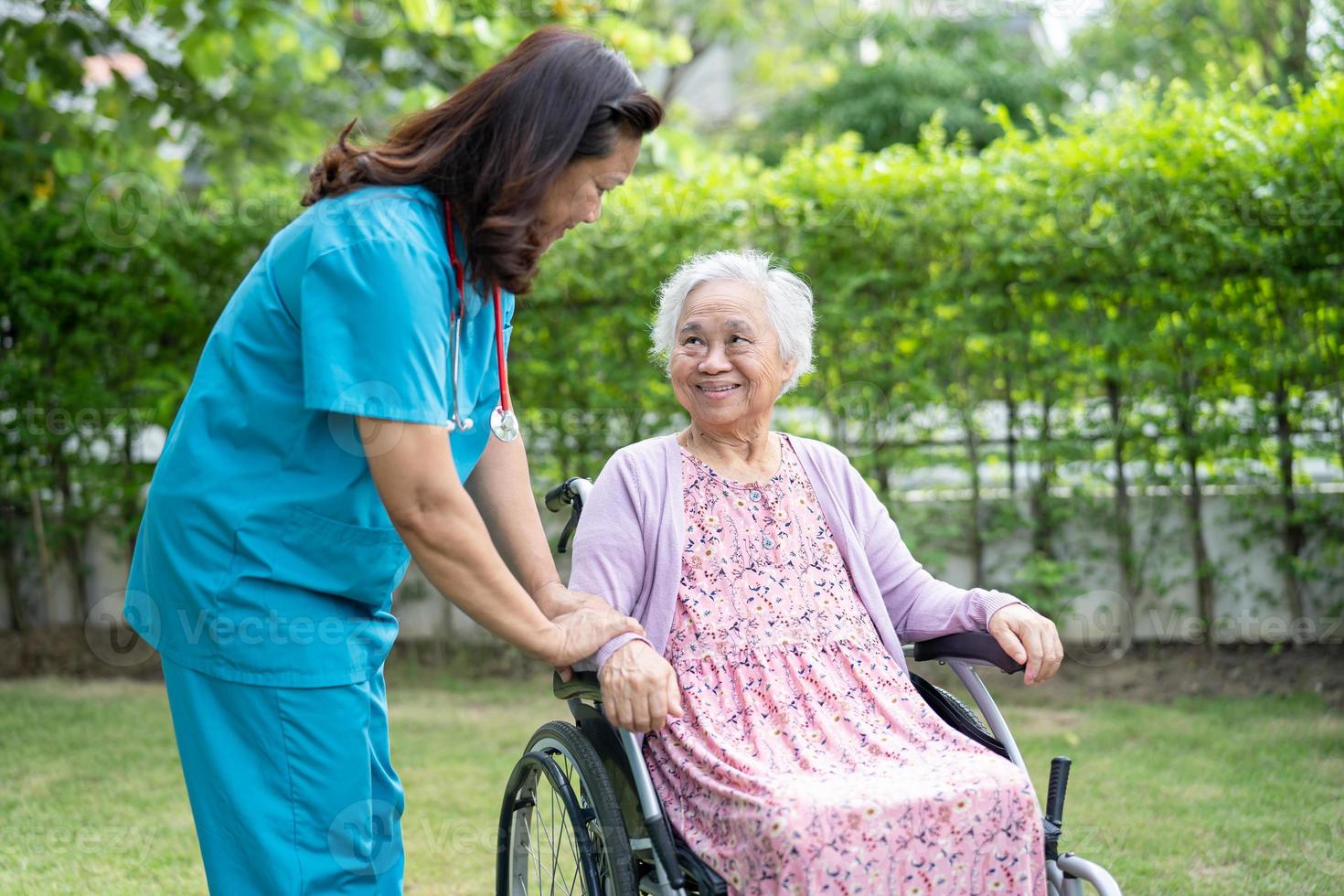 arts verzorger hulp en zorg Aziatische senior of oudere oude dame vrouw patiënt zittend op rolstoel op verpleegafdeling ziekenhuis, gezond sterk medisch concept foto