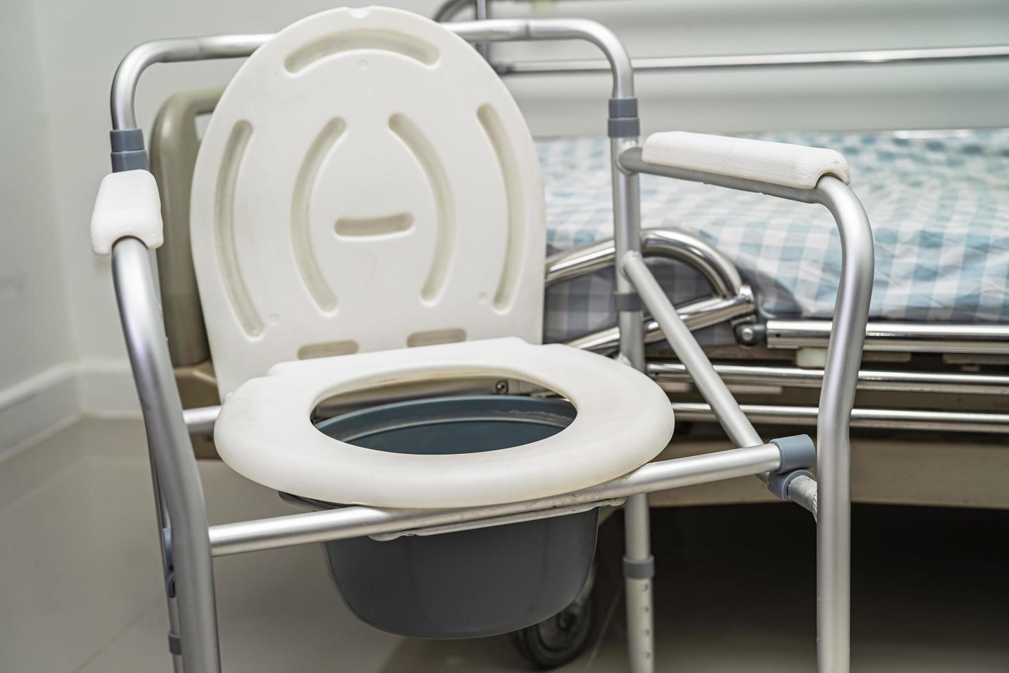 doorspoelen toilet en douche stoel in badkamer voor oud ouderling mensen. foto