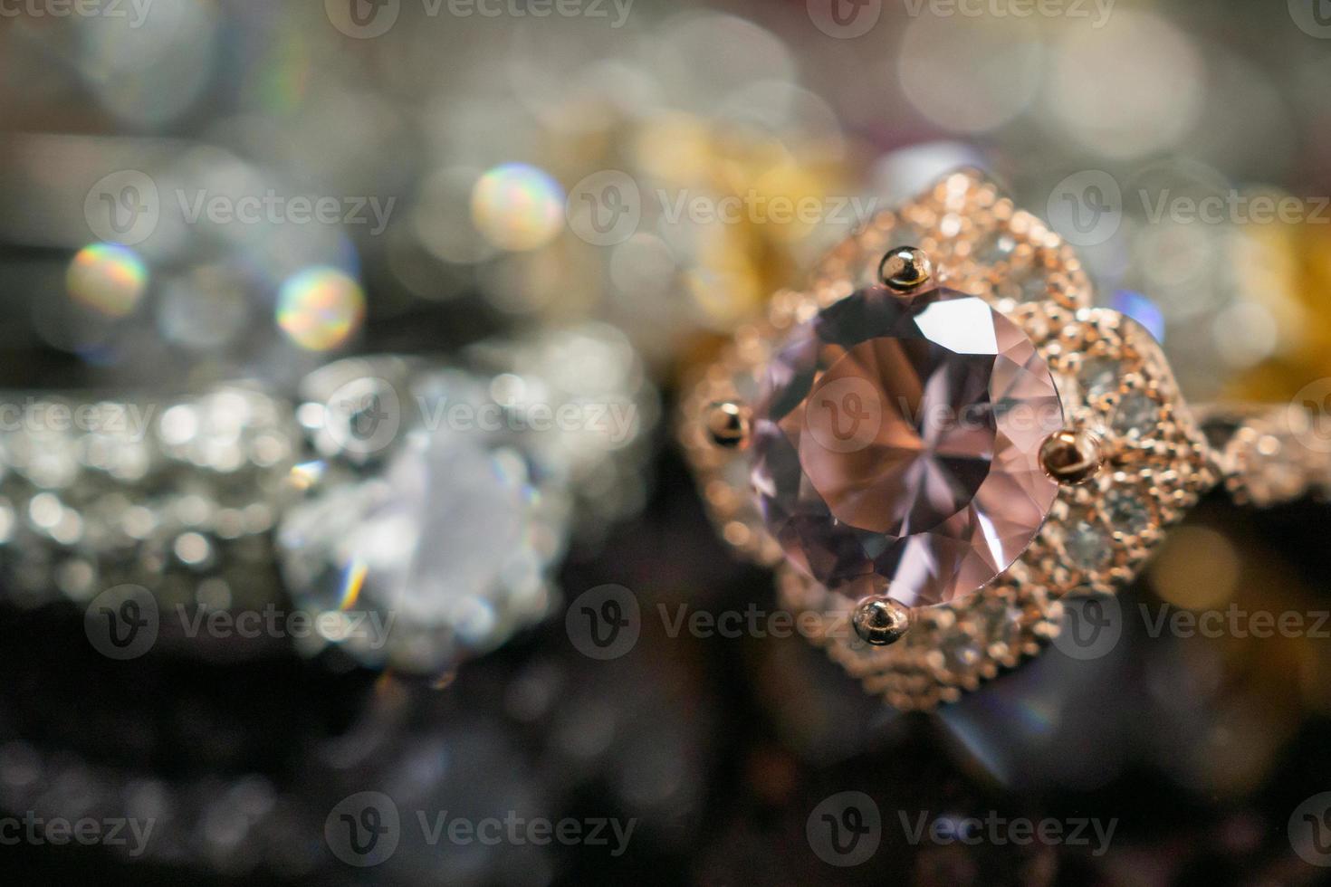 sieraden bruiloft diamant ringen Aan zwart achtergrond met reflectie foto