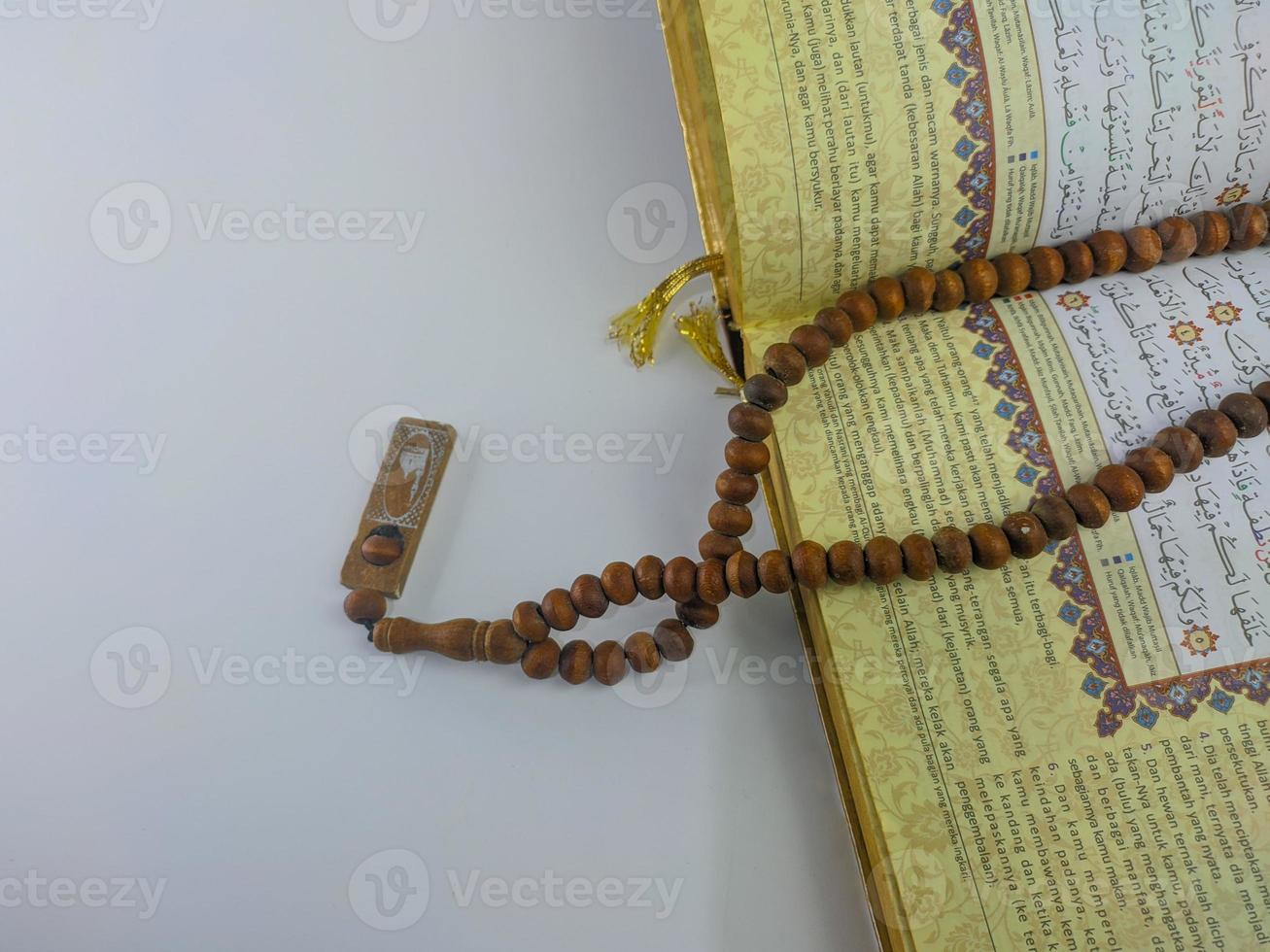 Islamitisch concept - de heilig al koran, Aan wit achtergrond, met kopiëren ruimte foto