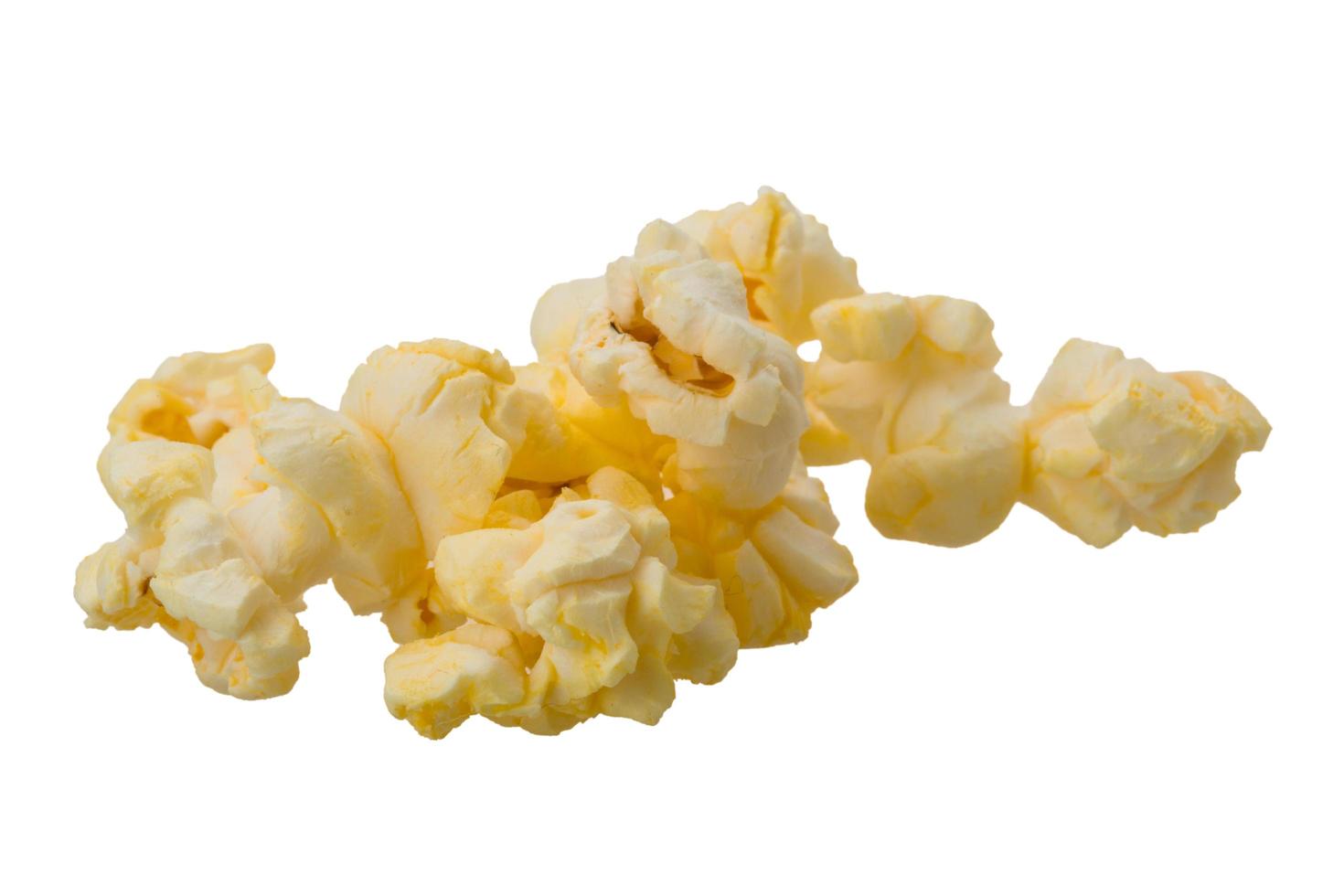 popcorn op witte achtergrond foto