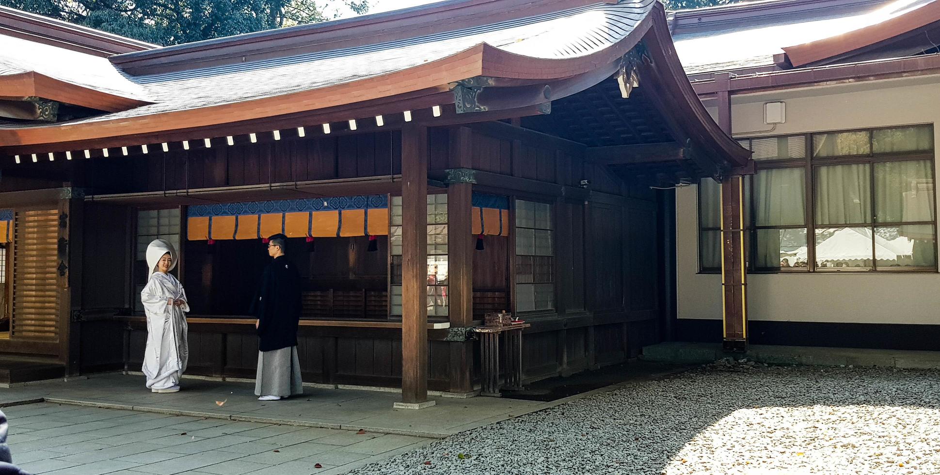 Japan Aan april 2019. toeristen van Azië, Indië, Amerika en Europa zijn bezoekende meiji tempel. foto