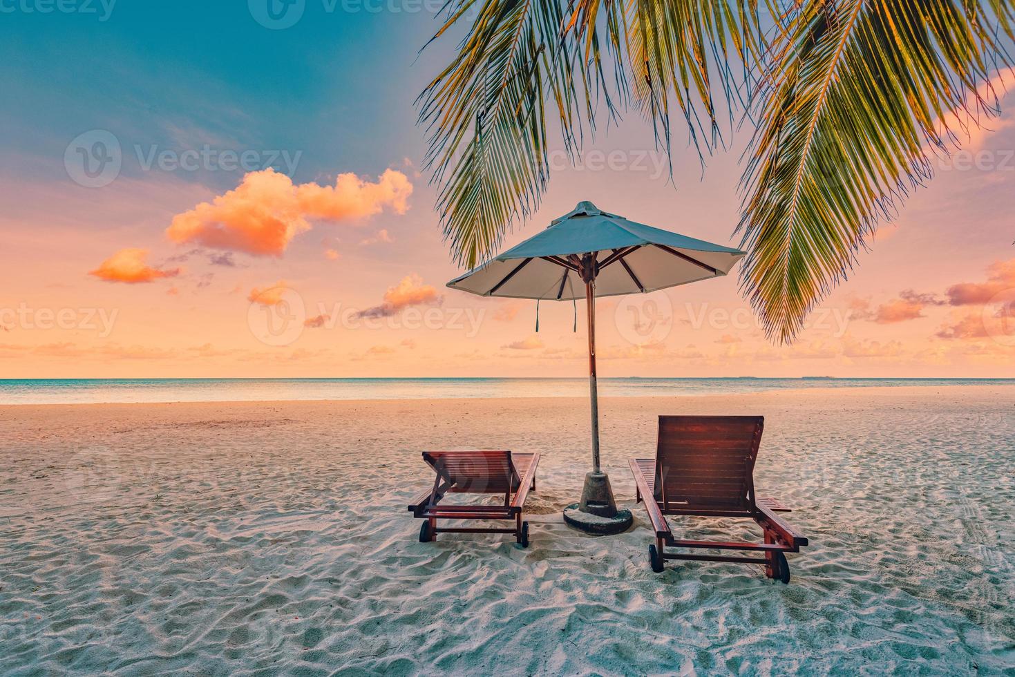 verbazingwekkend strand. stoelen Aan de zanderig strand zee. luxe zomer vakantie vakantie toevlucht net zo toerisme ontwerp. panoramisch tropisch landschap. rustig landschap, ontspannende strand, romantisch paar paradijs panorama foto