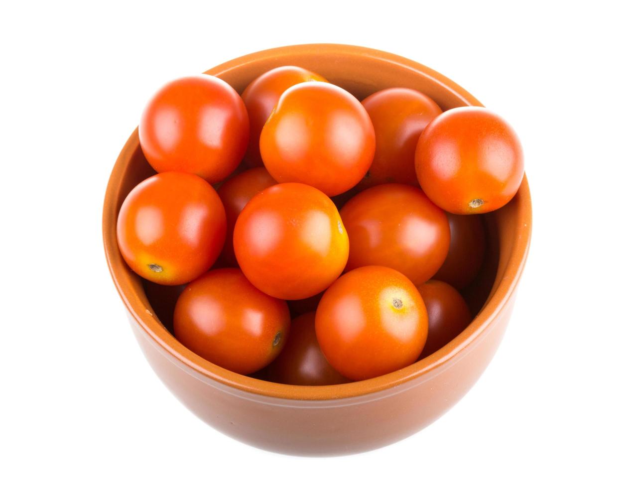 kers tomaten Aan wit foto