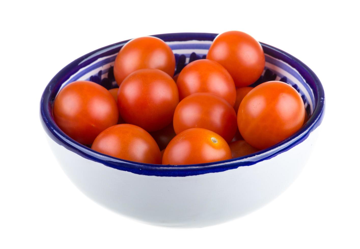 kers tomaten Aan wit foto