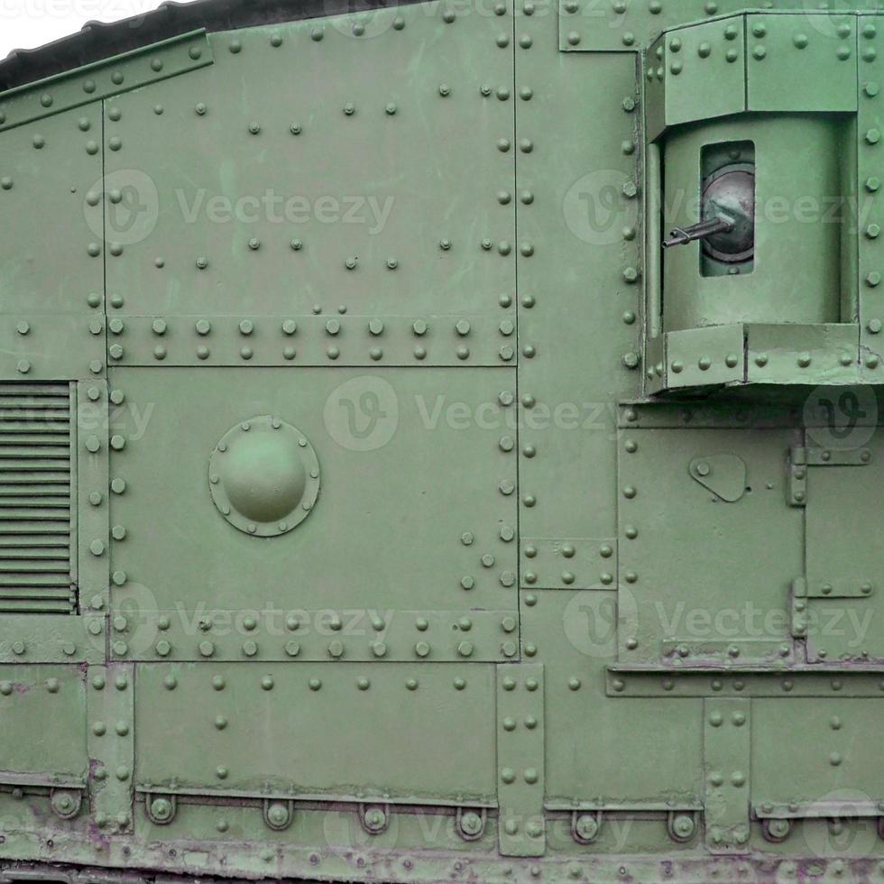 structuur van tank kant muur, gemaakt van metaal en versterkt met een menigte van bouten en klinknagels foto