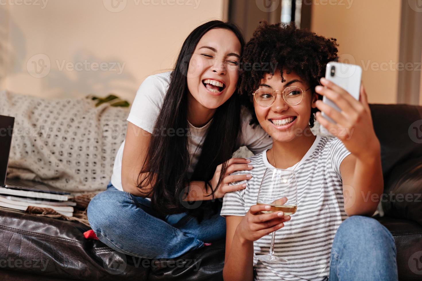 jong meisjes bloggers met mooi glimlacht en helder bedenken rust uit en schieten leven uitzending voor hun abonnees. foto