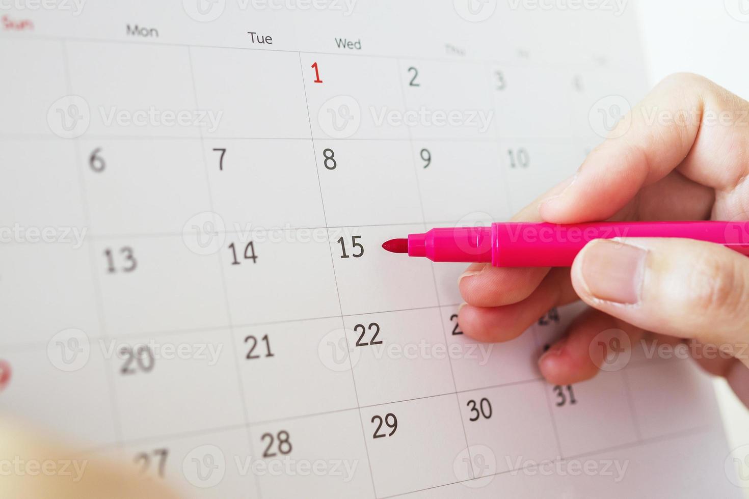 hand- met pen schrijven Aan kalender datum foto