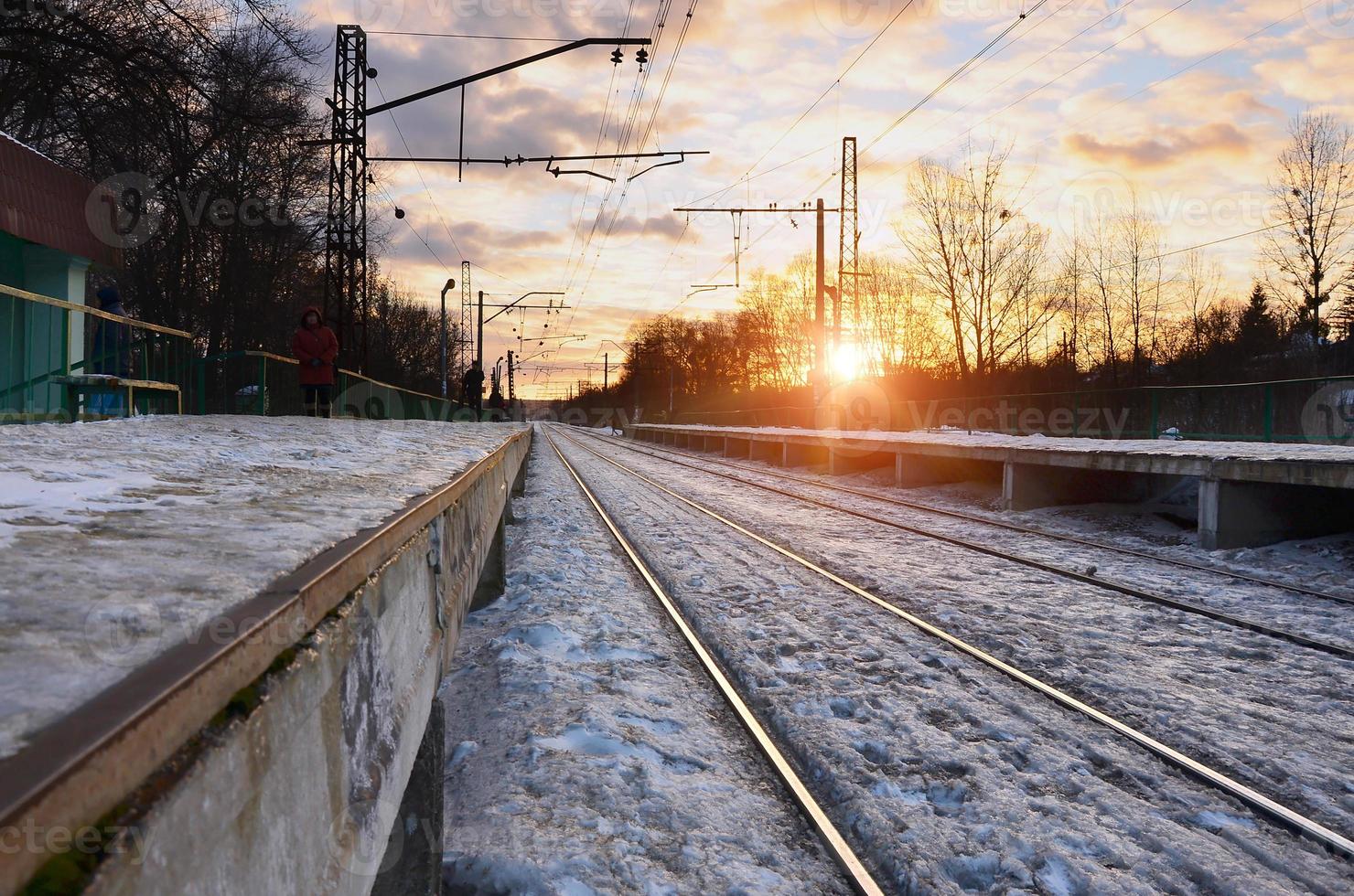 avond winter landschap met de spoorweg station foto