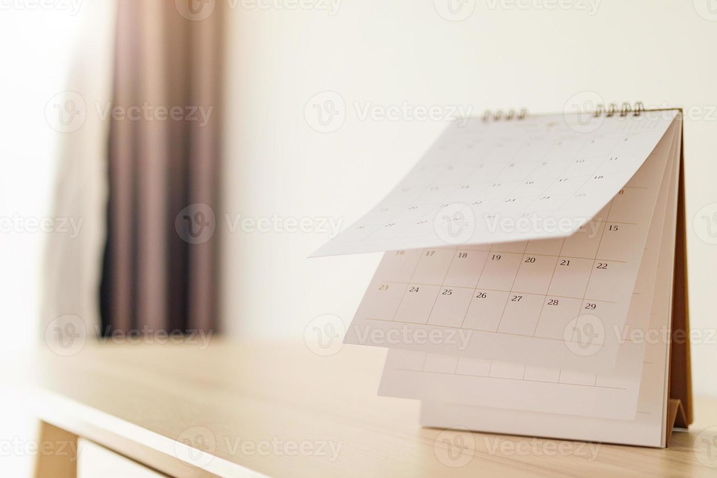 kalender bladzijde flippen vel Aan hout tafel achtergrond bedrijf schema planning afspraak vergadering concept foto