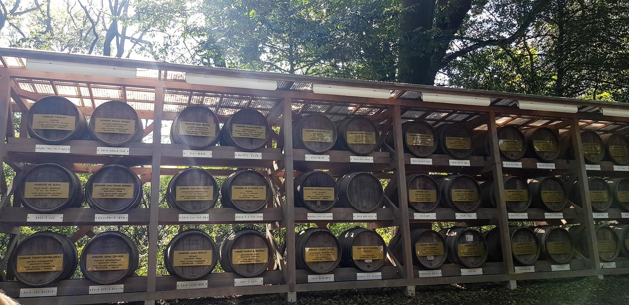 Tokio, Japan Aan april 15, 2019. een rij van vaten van Japans rijstwijn drankjes Bij meiji jingu foto