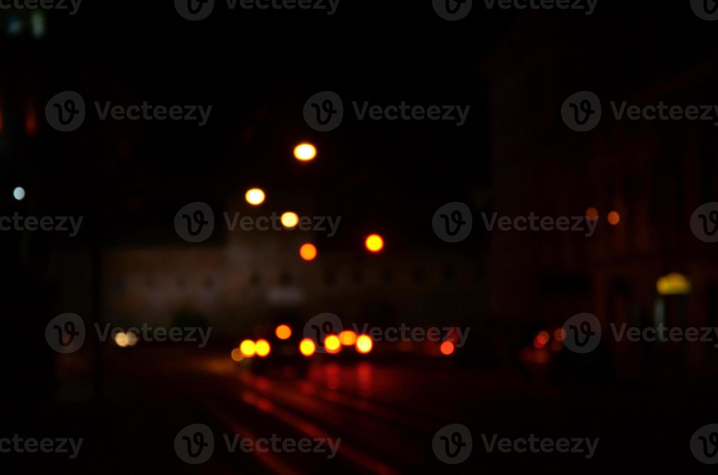 wazig nacht tafereel van verkeer Aan de rijweg. onscherp beeld van auto's op reis met lichtgevend koplampen. bokeh kunst foto