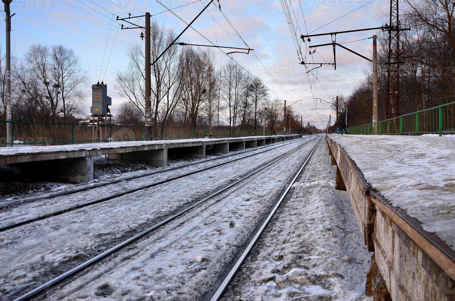 avond winter landschap met de spoorweg station foto