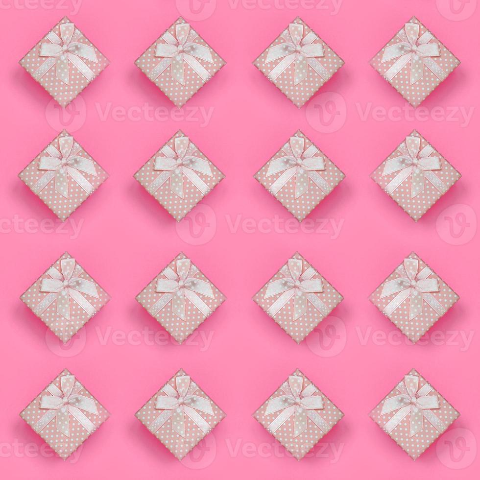 een veel van roze geschenk dozen leugens Aan structuur achtergrond van mode pastel roze kleur papier in minimaal concept. abstract modieus patroon foto