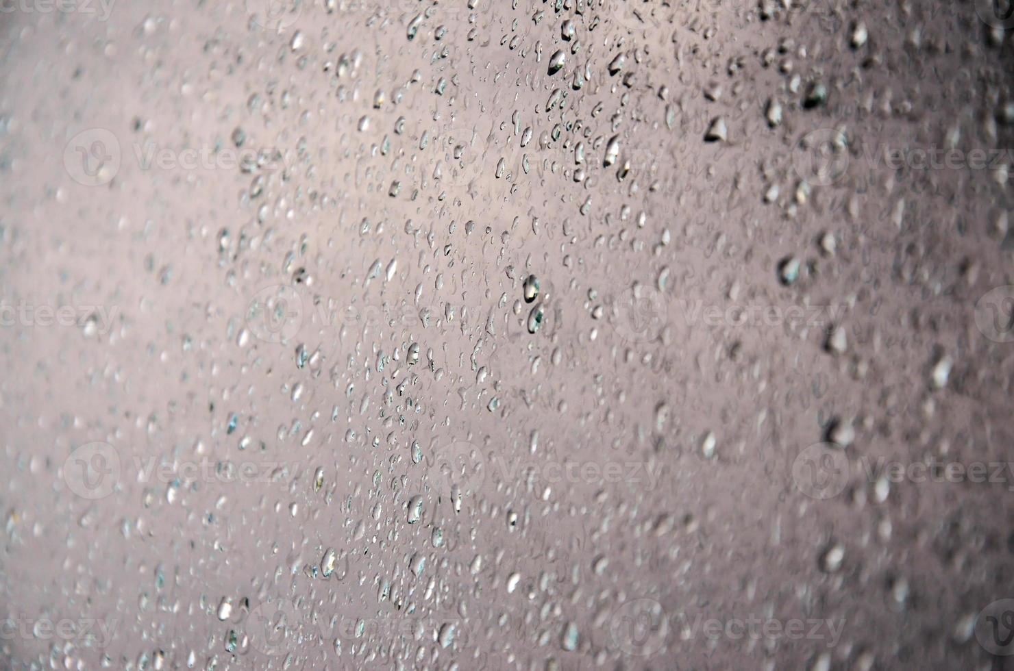 achtergrond beeld van regen druppels Aan een glas venster. macro foto met Ondiep diepte van veld-