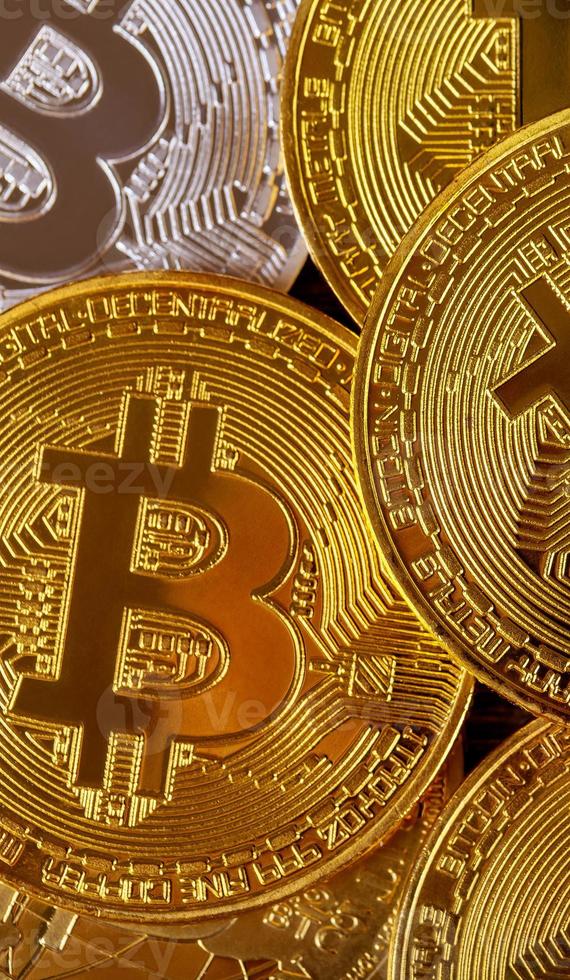 veel gouden bitcoins. cryptocurrency en virtueel geldconcept foto