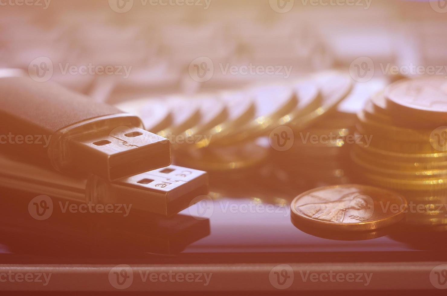 geheugen kaarten en geld Aan de laptop toetsenbord foto