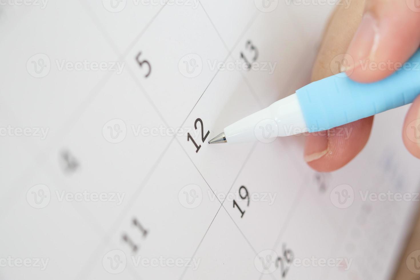 hand- met pen schrijven Aan kalender datum foto