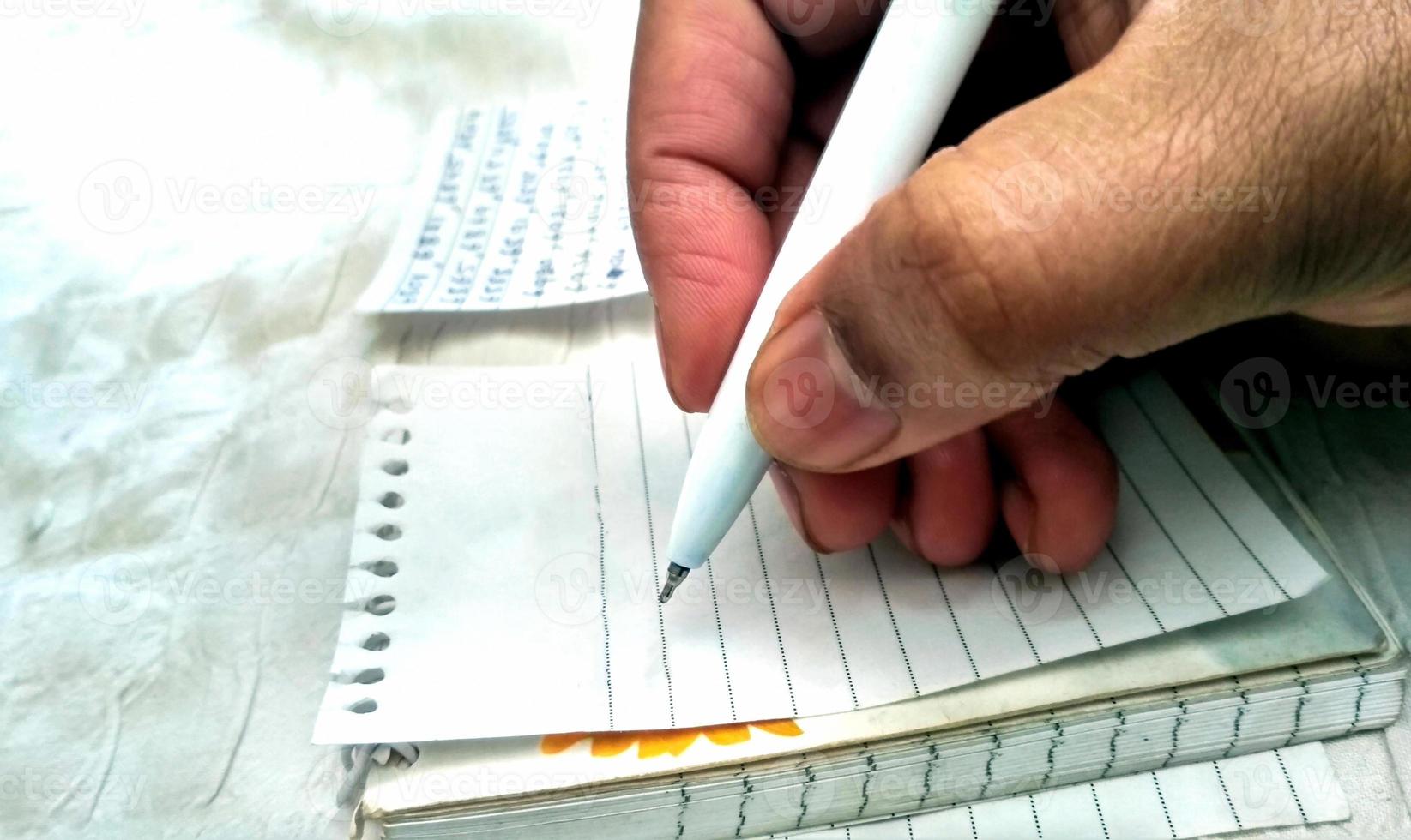 mannetje hand- met pen Aan leeg papier, schrijven foto