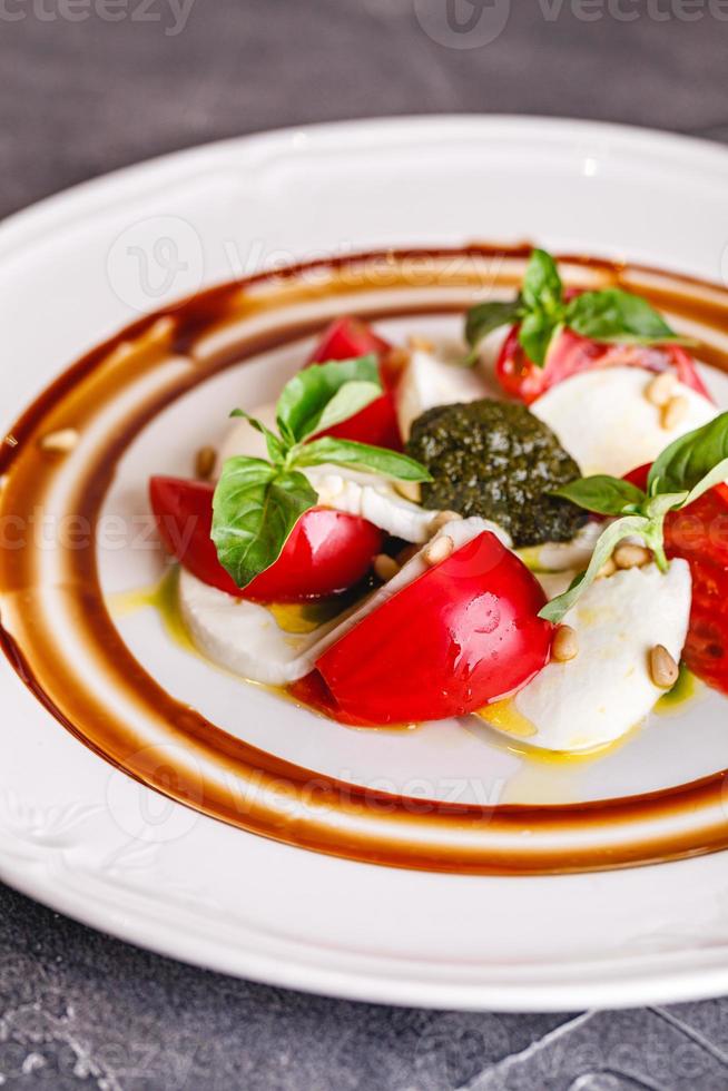 caprese salade met Mozzarella, tomaat, basilicum en pesto foto