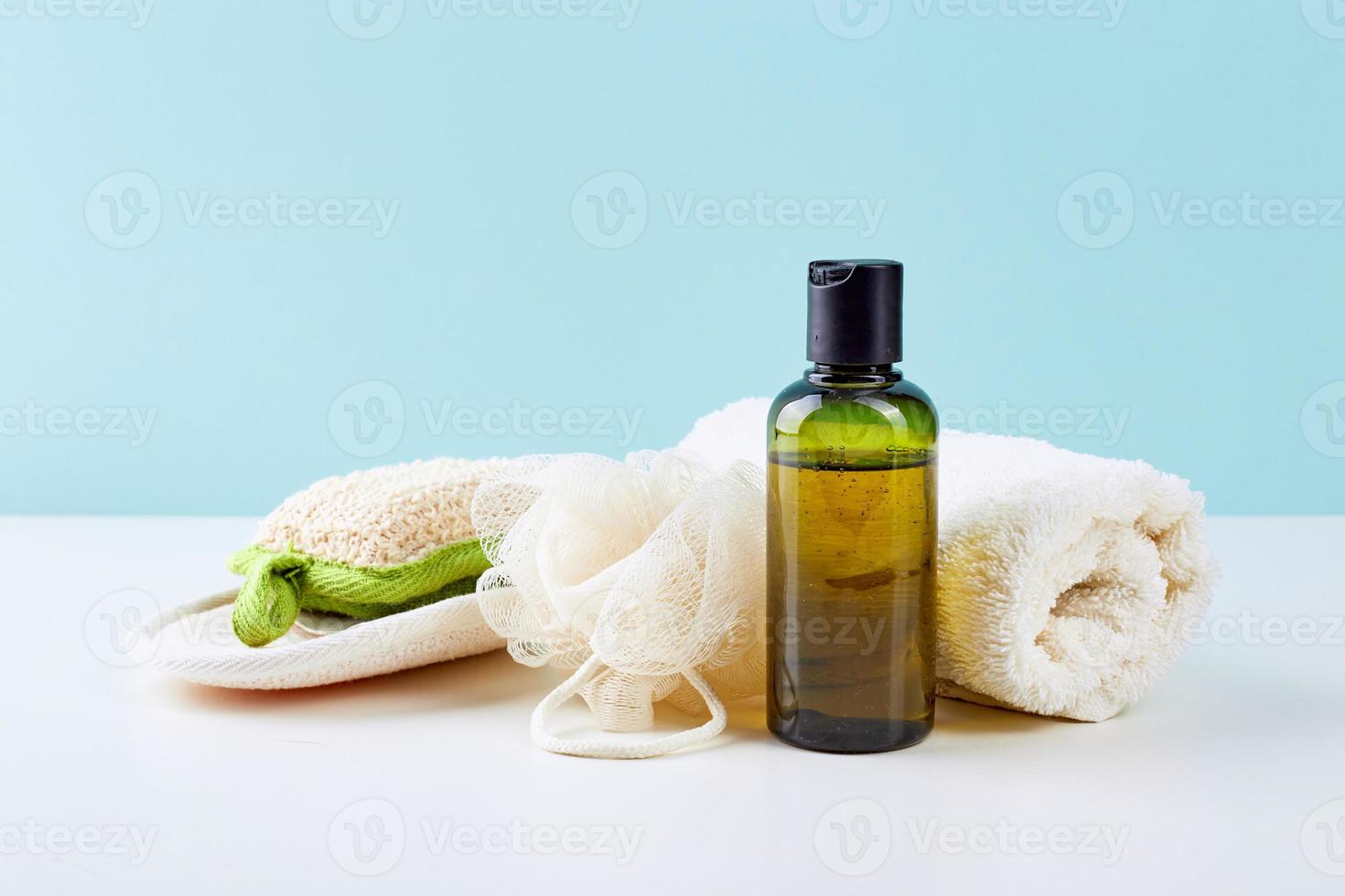badkamer accessoires - shampoo, luffa, handdoek, bad zout en lichaam borstel foto