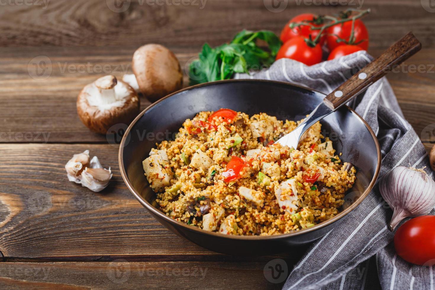 couscous met kalkoen, tomaten, champignon champignons en avocado. foto