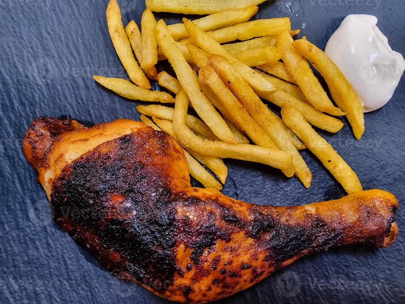 pittig kip drumstokken met pommes frites foto