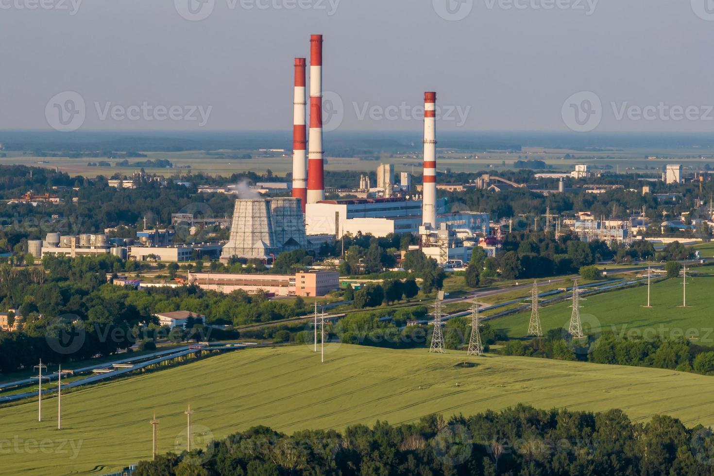 luchtfoto op leidingen van chemische onderneming plant. luchtvervuiling concept. industrieel landschap milieuvervuiling afval van thermische elektriciteitscentrale foto