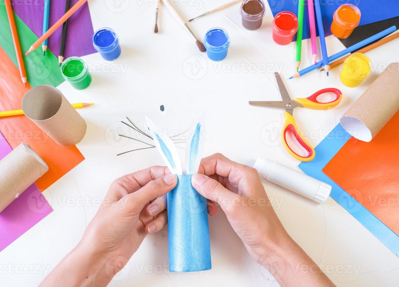 stap 3. diy papier konijn van een rollen van toilet papier. gemakkelijk ambacht voor kinderen Aan wit achtergrond, gemakkelijk diy idee van toilet buis, recycling concept. foto