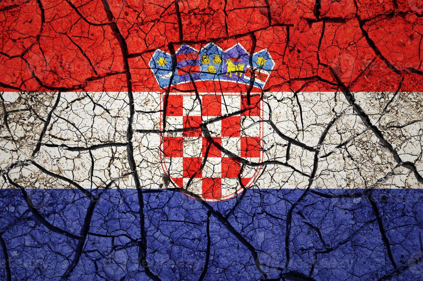 droog bodem patroon Aan de vlag van Kroatië. land met droogte concept. water probleem. droog gebarsten aarde land. foto