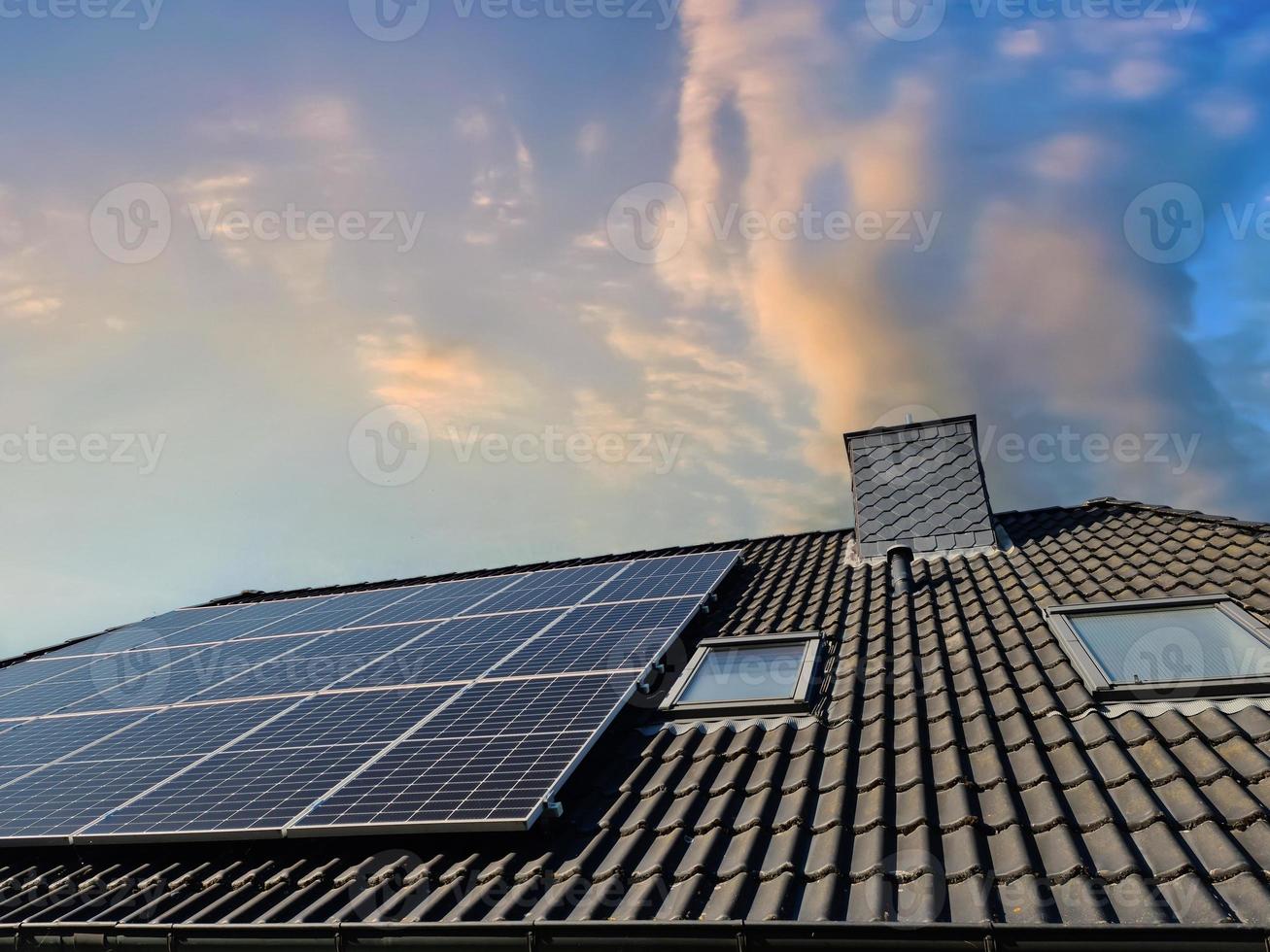 zonnepanelen die schone energie produceren op een dak van een woonhuis foto