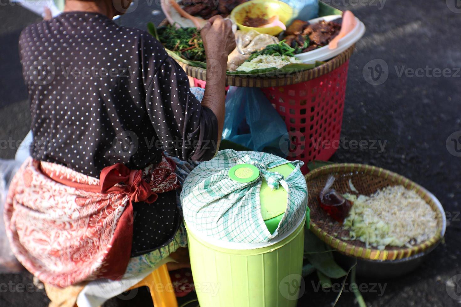 pecel rijst- verkoper met Nee tafel, pecel rijst- is rijst- met divers groenten en zoet en pittig pinda saus foto