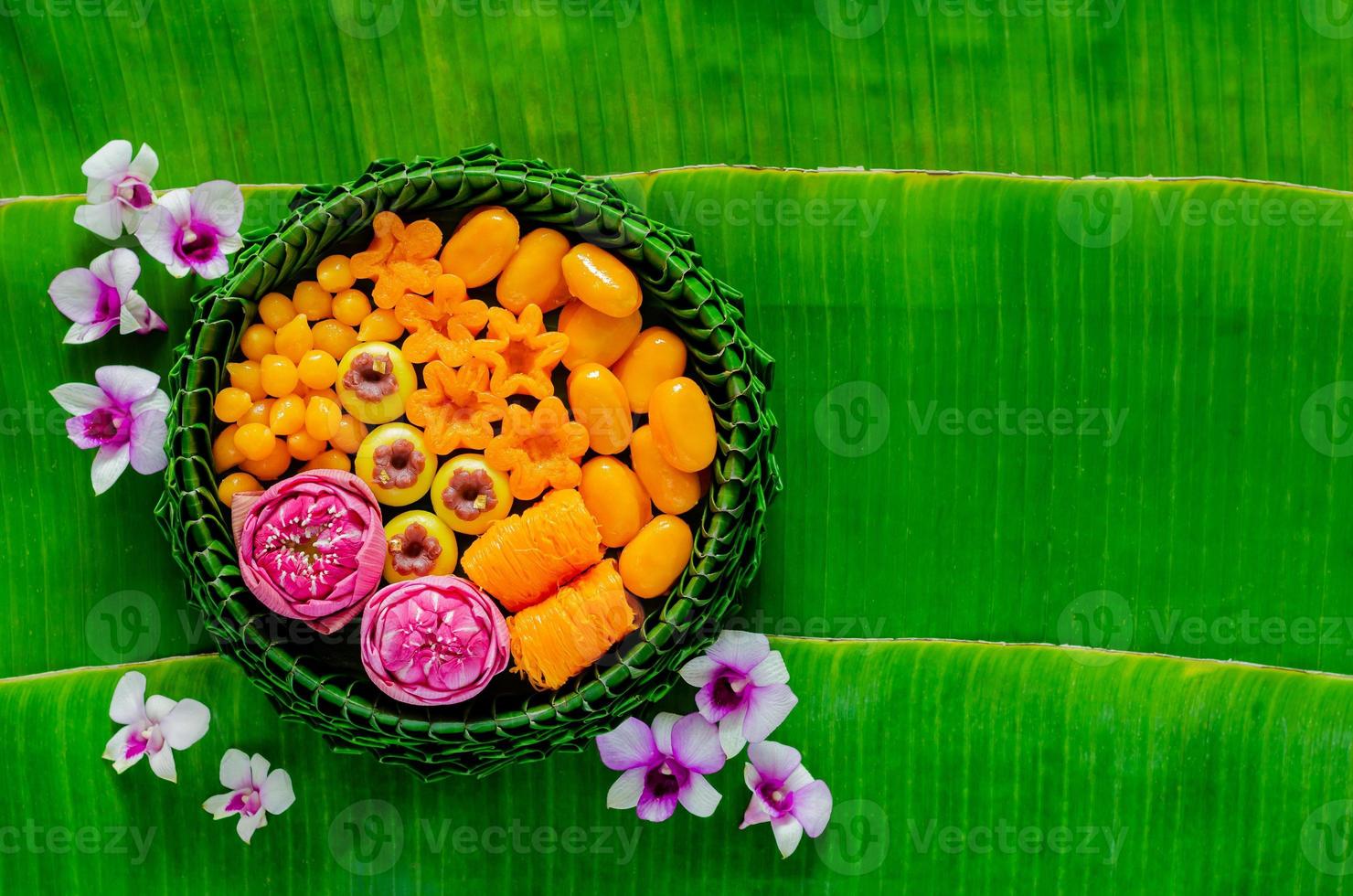 Thais bruiloft desserts Aan banaan bladeren bord of krathong versieren met lotus bloem voor Thais traditioneel ceremonie Aan banaan blad achtergrond. foto