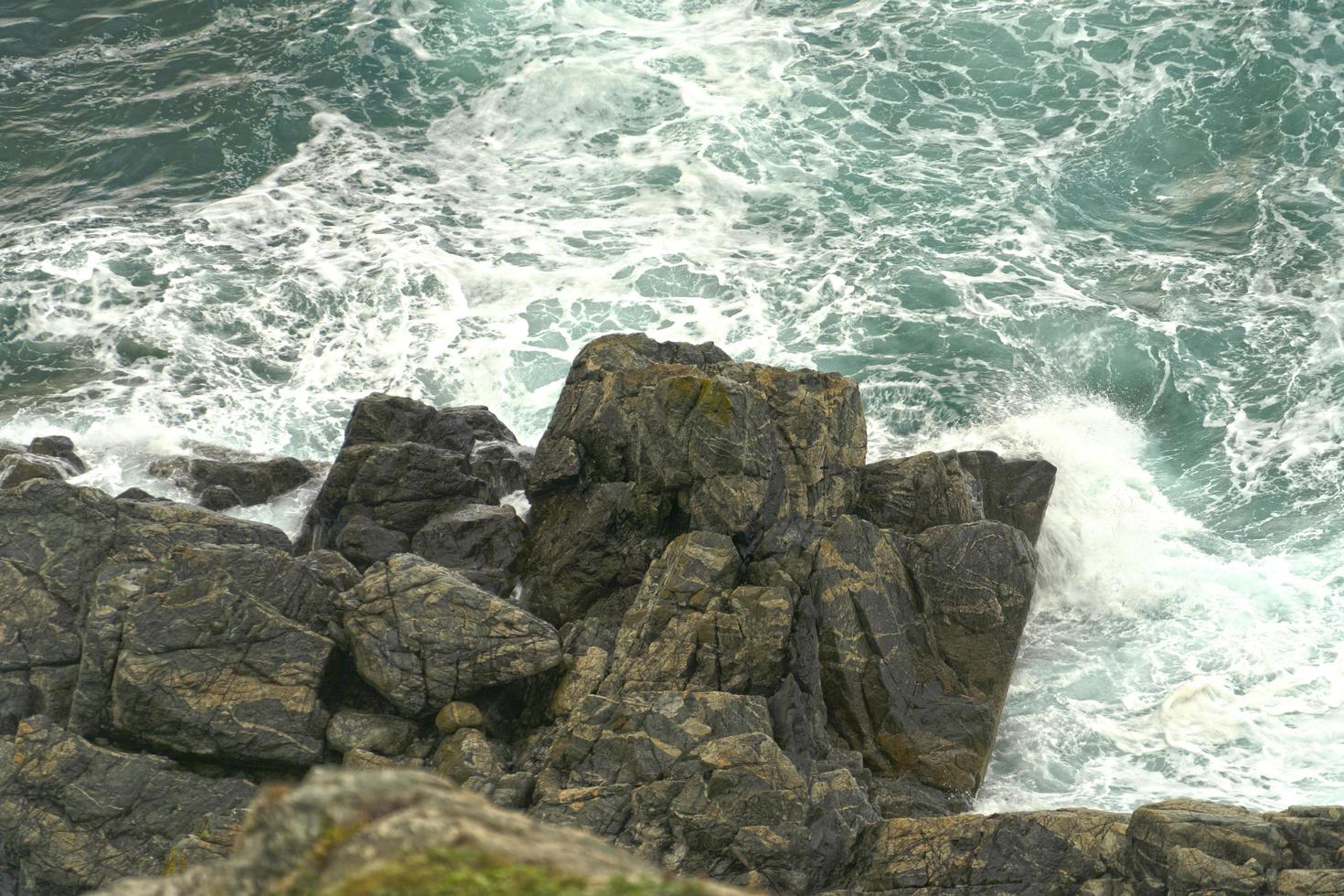 landschap met steil kliffen door de zee foto